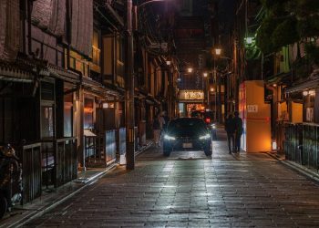Night Strolls in Kyoto: Serene Evening Walks Through History