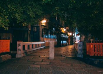 Gion Shirakawa by Night: Kyoto’s Most Beautiful Street After Tourists Leave